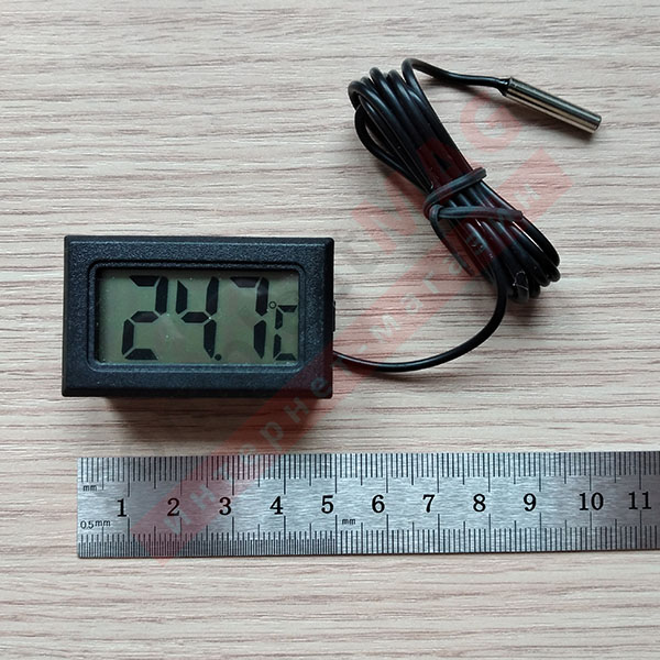 Универсальный термометр с выносным датчиком погружной